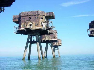 Artillery Forts Maunsell Forts, Water Architecture, Abandoned Train, Brutalist Architecture, Abandoned Buildings, Space Needle, Countries Of The World, Eiffel Tower Inside, Urban Decay