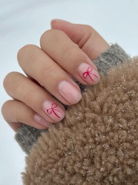 Nude Nails with Bow Gel Short Christmas Nails, Simple Short Nail Designs Christmas, Christmas Neutral Nails Short, No Gel Nails Art Designs, Nail Short Christmas, Gel Nail Designs Christmas Short, Christmas Nails On Short Natural Nails, Christmas Nails No Extensions, Cute Nails Christmas Short