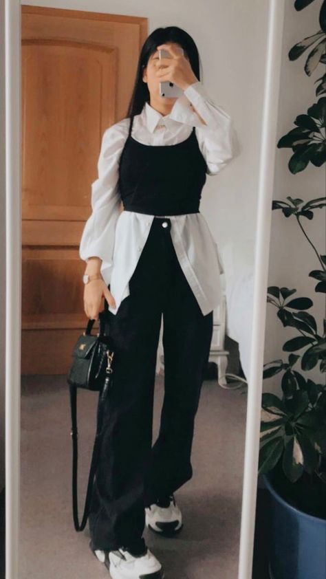 Outfit Ideas Winter Modest, Corset Outfit Winter, Normcore Aesthetic Outfit, Corset Top Outfit Winter, Outfits For Warm Weather, Buat Pita, Corset Outfit, Outfits For School, Preppy Summer Outfits