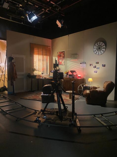 Movie Sets Design, Editing Room Ideas, Movie Trailer On Set Inside, Filmmaking Behind The Scenes, Movie Set Up, Tv Studio Aesthetic, Outdoor Podcast Setup, Set Designer Aesthetic, Filming Studio Design