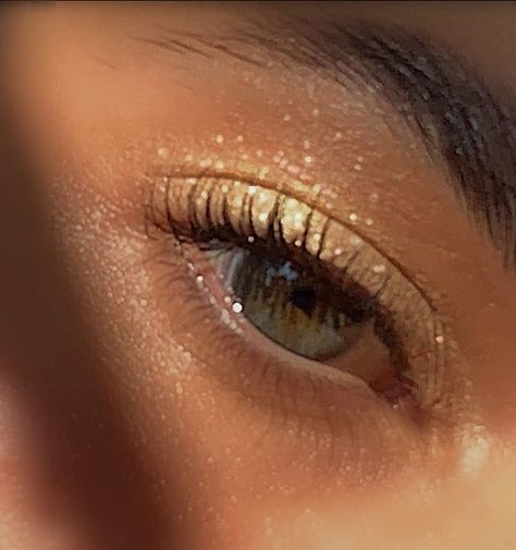 Gold Eye Makeup Simple, Gold Makeup Natural, Gold Eyeshadow Simple, Makeup Gold Looks, Soft Gold Eyeshadow Looks, Makeup For White And Gold Dress, Natural Shimmer Makeup, Gold Simple Makeup Look, Gold Hoco Makeup Looks