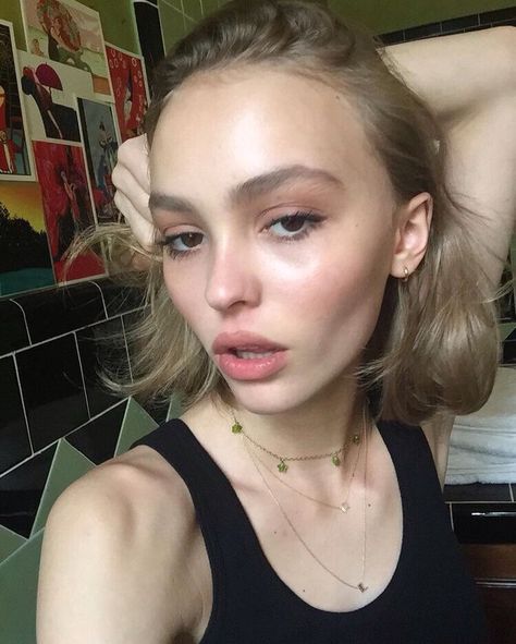 ainsley on Twitter: "rlly wish lily rose would cut her hair like this again it was such a SERVE… " Lily Depp, Lily Rose Depp Style, Glow Skin, Kirsten Dunst, Lily Rose Depp, Keira Knightley, Lily Rose, French Girl, Grace Kelly