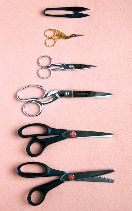 Sewing Kit Essentials, Sewing Scissors, Sewing 101, Costura Diy, Sewing Class, Quilting Tips, Sewing Kit, Sewing Projects For Beginners, Love Sewing