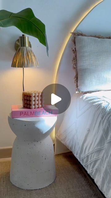 Juliana Zitouni on Instagram: "DIY - SIDE TABLE 

Pot de fleurs vasque Cdiscount 12€
Cache pot noir Cadiz ACTION 4,99€

Pour le terrazzo: 
- plâtre de Paris LEROYMERLIN Réf 70247751 11,99€ mélangé à de l'eau 
- colorant LEROYMERLIN Réf 68591110 5,99€
- Enduit prêt à l'emploi Réf 83972922 9,90€
( j'ai tout ces produits depuis longtemps car une fois achetés ils servent pour plusieurs DIY)

#diy #diyhomedecor #decohome #betonciré #wax #arche #arch #diybed #homesweethome #architecture #headboard #wax #concrete #concretedesign #wabisabi #wabisabiinteriors #wabisabiculture
#terrazzo #terrazzodesign #beton #tabledechevet #diytable" Diy Terrazzo, Cement Ideas, Cache Pot, Wabi Sabi, Cement, Side Table