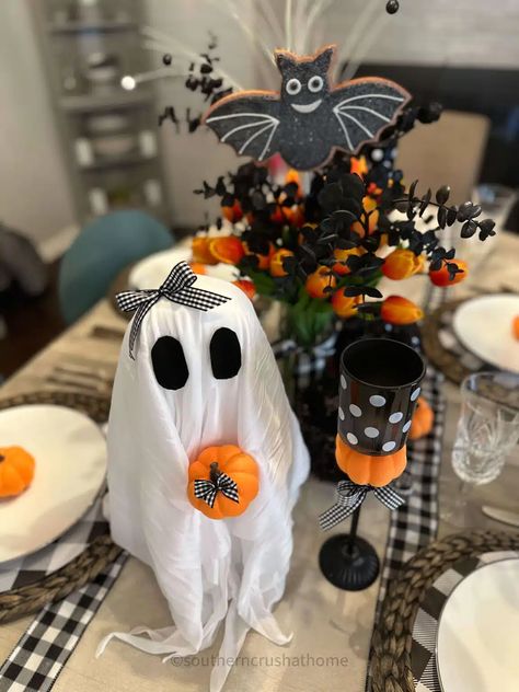 Easy Dollar Tree DIY Cute Halloween Decorations - Southern Crush at Home Diy Cute Halloween Decorations, Halloween Ghost Craft, Spooky Diy Halloween Decor, Diy Ghost Decoration, Creepy Candles, Dollar Tree Halloween Decor, Ghost Craft, Diy Halloween Gifts, Ghost Crafts