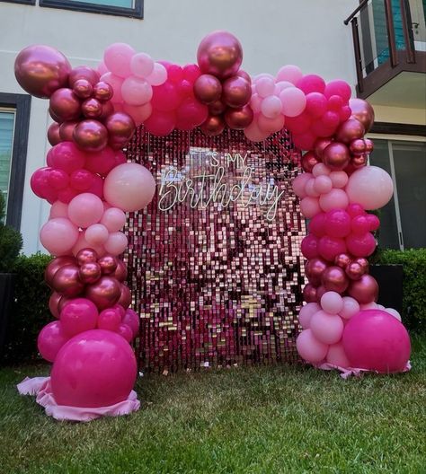 Barbie Ballons Decoration, Ballon Wall Decorations, Sweet 16 Pink Theme Decoration, Barbie Themed Sweet 16, 19 Birthday Ideas Decoration, Sweet 16 Barbie Theme, Barbie 18th Birthday Party, Barbie Balloon Decorations, Shades Of Pink Balloon Garland