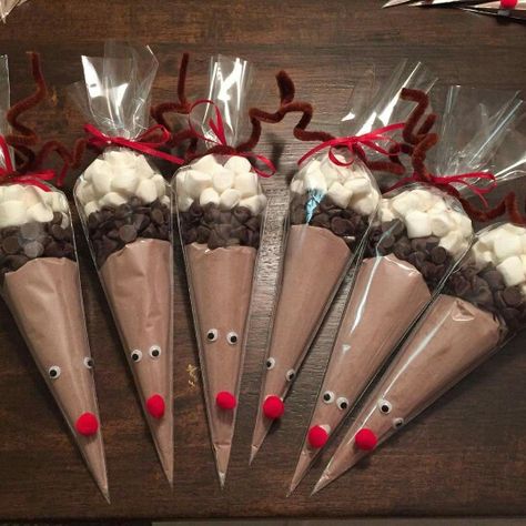 Cute reindeer cocoa Christmas Sweet Cones, Reindeer Hot Chocolate, Lips White, Chocolate Cone, Jelly Sweets, Christmas Eve Boxes, Sweet Cone, Chocolate Santa, Candy Cone