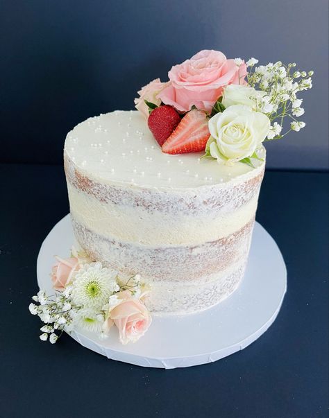 Flowers And Strawberries Cake, Cakes With Real Flowers Birthday, White Cake With Fresh Flowers, Cake Decorating Fresh Flowers, Fresh Flower Cake Decoration, Birthday Cake With Real Flowers, Fresh Cream Birthday Cake, Birthday Cake With Fresh Flowers, 70th Birthday Cake For Women