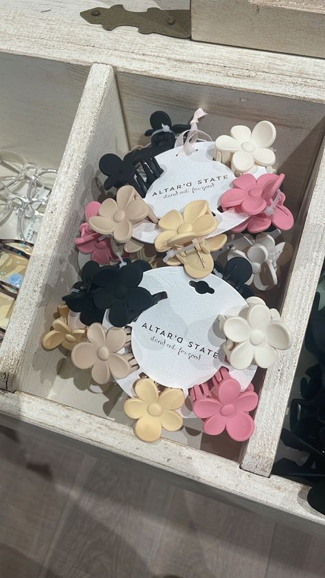 Flower hair clips  preppy Packaging Ideas For Hair Accessories, Hair Accessories Packaging Ideas, Hair Clip Packaging, Hair Accessories Packaging, Stationery Store Design, Kawaii Hair Accessories, Balayage Straight Hair, Kawaii Hair Clips, Cheap Hair Accessories