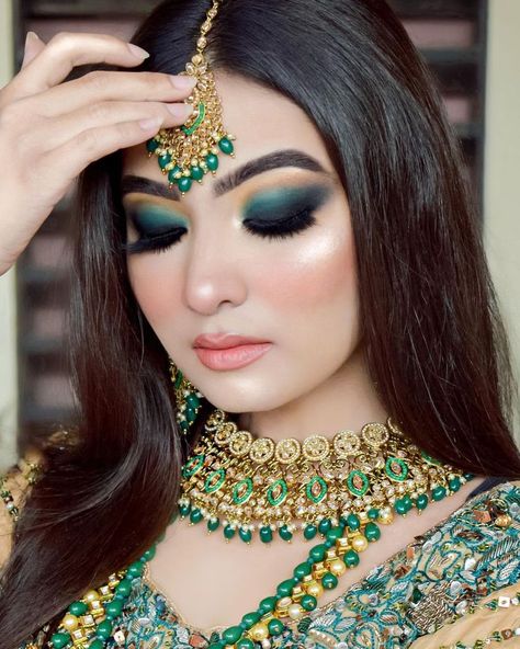 SMOKEY GLITZ ✨ Green Bold Makeup, Mehandi Eye Makeup Look, Shiv Parvati Makeup Look, Indian Wedding Makeup Bridal Looks Make Up Smokey Eye, Green Smokey Eyes, Mehandi Makeup Look For Bride, Sangeet Makeup Look For Bride, Mehandi Makeup Look, Hd Makeup Looks Bridal