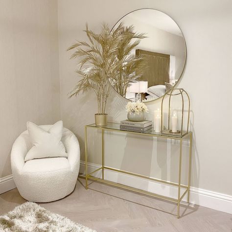 Gold House Interior, Living Room Designs Gold, White And Gold Living Room Ideas, Greige Living Room Decor, Neutral Aesthetic Home Decor, White And Gold Home Decor, Round Mirror Design, Round Mirror Living Room, Mirror Living Room Decor