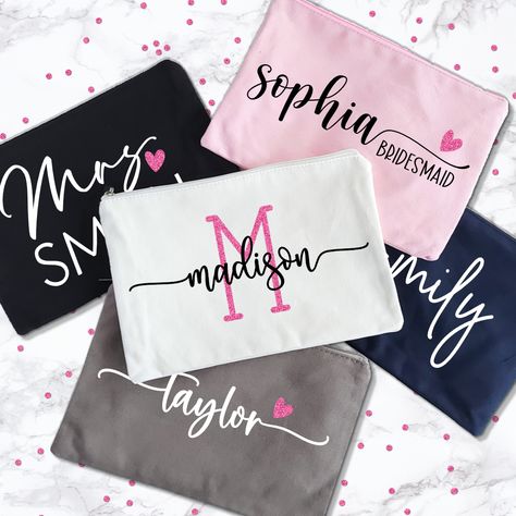 Bridesmaid Makeup Bags Custom Diy Ideas, Projet Cricut, Custom Pencil Case, Wedding Bridal Party Gifts, Bridesmaid Stuff, Bridal Party Bags, Bridesmaid Makeup Bag, Custom Makeup Bags, Graphics Tees