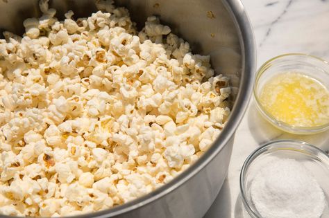 How to Make Stovetop Popcorn Foodie Desserts, Pesto Pasta Bake, Snack Stadium, Popcorn Recipes Easy, Tailgate Recipes, Stovetop Popcorn, Salty Popcorn, Dead Animals, Homemade Popcorn