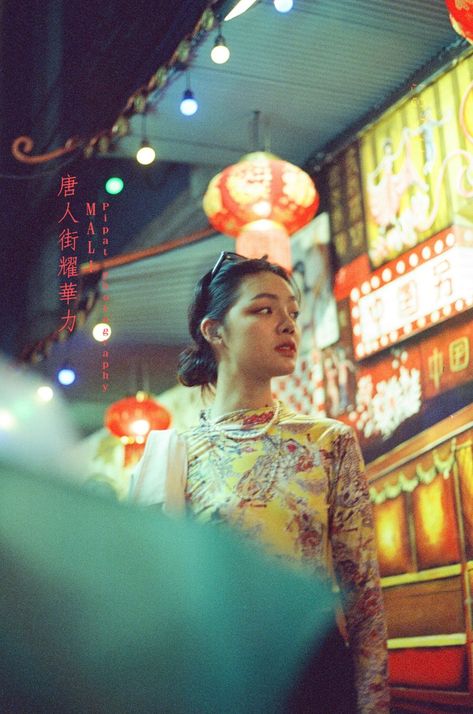 Chinatown Nyc Photoshoot, Shanghai Photoshoot, 90s Hong Kong Aesthetic, Ck Photoshoot, Chinatown Photoshoot, Chinatown Photography, Chinatown Aesthetic, Hongkong Aesthetic, Asian Core