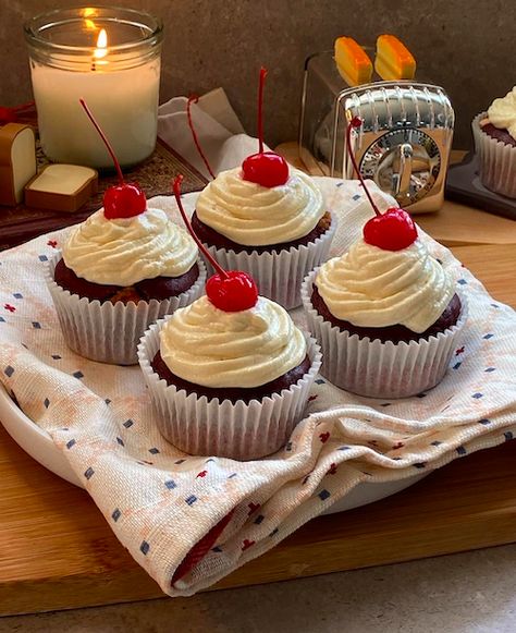 Cupcakes red velvet fáciles Homemade Red Velvet Cupcakes, Cupcakes Red Velvet, Fusion Dishes, Cheesecake Cake, Indian Cooking Recipes, Velvet Cupcakes, Classic Cake, Red Velvet Cupcakes, Dessert Lover