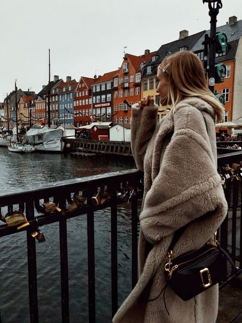 Autumn Looks, Barcelona Architecture, Amsterdam Photos, Copenhagen Travel, Travel Pose, Max Mara Coat, Leonie Hanne, Scandinavian Fashion, Amsterdam Travel