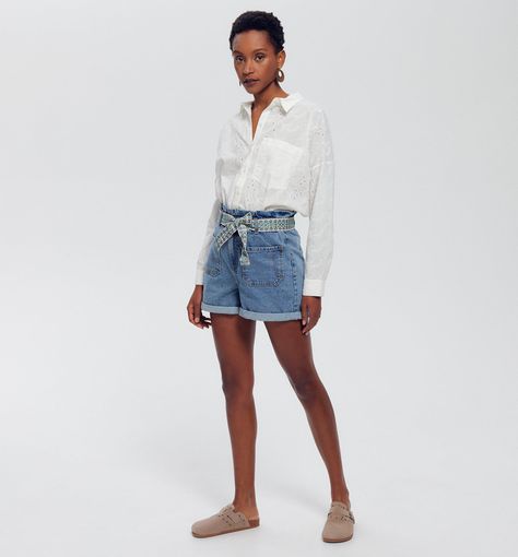 Grâce à sa taille haute et sa ceinture tissée, ce short en jean est le crush-mode de la saison ! Denim épais et souple. Taille paper bag élastiquée. Ouverture par bouton clou et zip métal. 2 poches. Revers ajustables. Cet article contient des fibres de coton recyclées. Issues de textiles ou de plastiques collectés, les fibres recyclées retournent en filature pour créer de nouveaux vêtements. Jeans Gris, Short Jean, Short En Jean, Paper Bag, Textiles