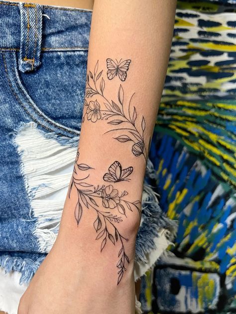 Around Arm Tattoo, Cowgirl Tattoos, Basic Tattoos, Tiny Wrist Tattoos, Mommy Tattoos, Tattoos For Women Flowers, Petite Tattoos, Forearm Tattoo Women, Pretty Tattoos For Women