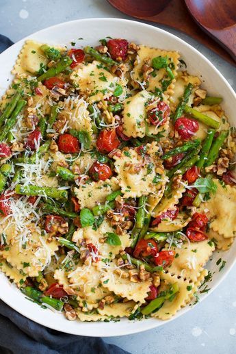 Ravioli with Tomatoes Asparagus Garlic and Herbs - Cooking Classy Asparagus Garlic, Sautéed Veggies, Resep Pasta, Cooking Herbs, Resep Salad, Ravioli Recipe, Cheese Ravioli, Herb Sauce, Salad Pasta