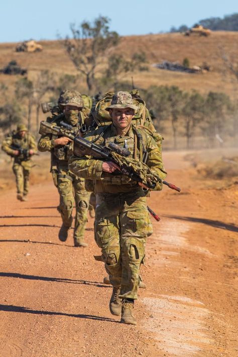 Australian Army soldiers on patrol near Stanage Bay, Australia, during Exercise Talisman Saber 2019.  The U.S. Army photo by Sgt. 1st Class Whitney C. Houston (2019). Australian Special Forces, Anzac Soldiers, Army Photography, Singapore Armed Forces, Army Photo, Us Army Soldier, Australian Army, Australian Defence Force, Army Infantry