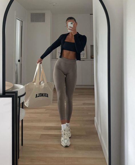 Training Clothes Aesthetic, It Girl Gym Outfits, Yoga Girl Aesthetic Outfit, Cute Pilates Outfit, Running Aesthetic Outfit, Outfit Sportwear, Neutral Activewear, Aesthetic Gym Outfits, Pilates Shoes