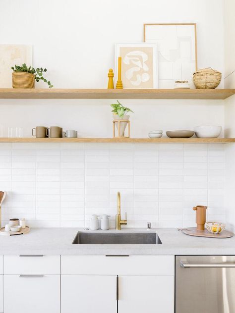 Boho Kitchen Design, Modern White Kitchen Design, Modern Boho Kitchen, Traditional Style Kitchen, Mobile Home Kitchen, Brooklyn Apartment, Brass Tap, White Kitchen Design, White Modern Kitchen