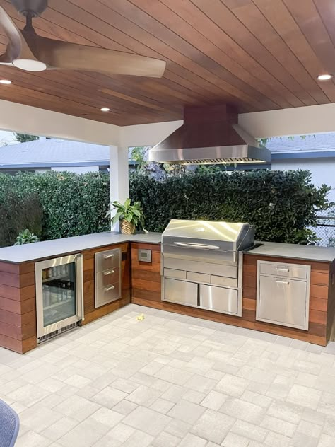 Small Outdoor Kitchens, Outdoor Cooking Spaces, Outdoor Bbq Area, Kitchen Design Styles, Modern Outdoor Kitchen, Outside Kitchen, Outdoor Kitchen Plans, Outdoor Bbq Kitchen, Outdoor Kitchen Island