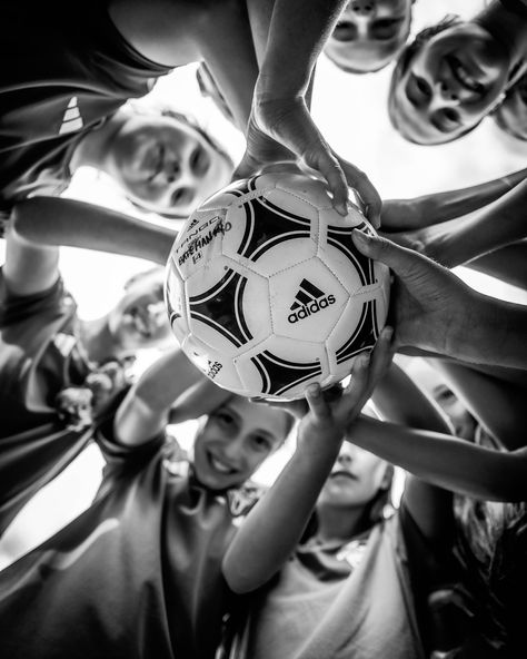 Soccer Team Pics Ideas, Sports Team Photoshoot Ideas, Team Soccer Pictures, Cool Soccer Pictures, Soccer Group Pictures, Soccer Pics Ideas, Sibling Sports Pictures Photo Ideas, Soccer Team Photos Picture Poses, Soccer Team Photoshoot