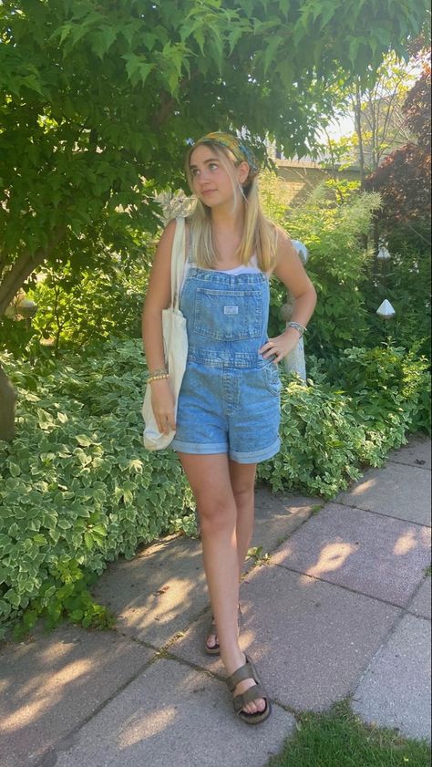 Jean Short Overalls Outfit Summer, Summer Outfits Overalls Shorts, Cute Summer Overall Outfits, Cute Short Overall Outfits, Short Denim Overalls Outfit, Summer Overall Outfits Shorts, How To Style Overalls Summer, Overalls With Tank Top, Outfits With Short Overalls