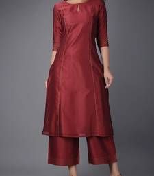 Maroon plain chanderi long kurti with palazzo - siyani - 2961166 डिजाइनर कपड़े, Silk Kurti Designs, Churidar Designs, Simple Kurta Designs, Designer Kurti Patterns, Salwar Designs, Long Kurti Designs, Kurti Set, Kurta Neck Design