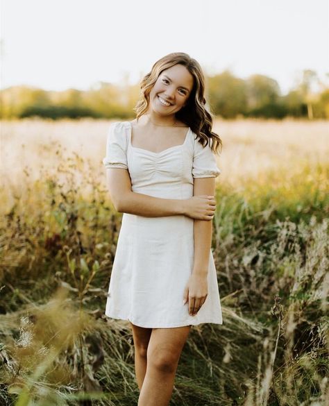 Poses For One Person Standing, Photo Poses For Teenage, Poses For Pictures Outdoors, Cute Single Picture Poses, Single Photo Poses Women, Single Portrait Photography, Individual Standing Poses, Senior Picture Dresses Fall, Senior Pictures Sitting Down