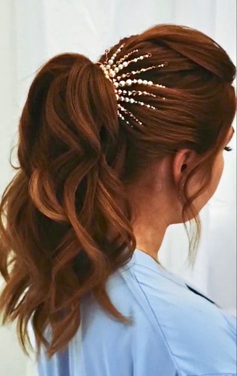 Back view of an auburn haired model with her hair styled in a voluminous, waved, high ponytail, accessorised with a gold and pearl hair accessory that fits round the base of the ponytail and radiates up and out through the hairstyle like the rays of the sun. Ponytail Accessories Jewelry, High Ponytail Accessories, Reception Hairstyle, Ponytail Accessories, Wedding Ponytail Hairstyles, Bridal Ponytail, Glamorous Wedding Hair, Wedding Ponytail, Ponytail Hairstyles Tutorial