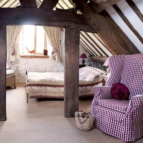 1 Kind Design Cozy Attic Bedroom, Cozy Attic, Attic Bedroom Designs, Attic Ideas, Modern Country Style, Country House Interior, Attic Room, Attic Space, Attic Bedrooms