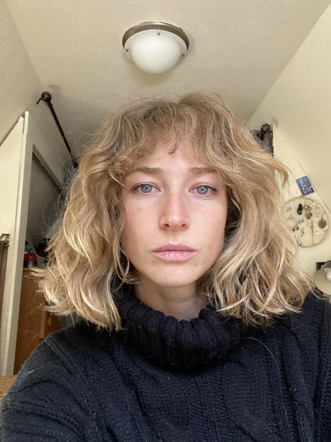 Short curly hair French bob Blonde Wavy Bob With Bangs, Blond Curly Bob, Curly French Bob With Bangs, French Bob Curly Hair, Curly French Bob, Blonde Bob With Bangs, Hair French, French Bob, Curly Bangs