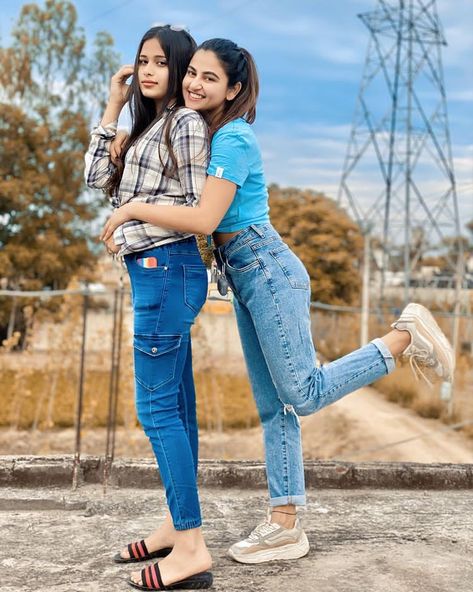 Photos Poses With Friends, Photo Poses For Two Sisters, Two Sister Poses, Best Frnd Pose, Instagram Best Friend Pose Ideas, Photo Pose With Best Friend, Photo Pose For Friends, Poses With Sisters Photo Ideas, Two Sister Photography Poses