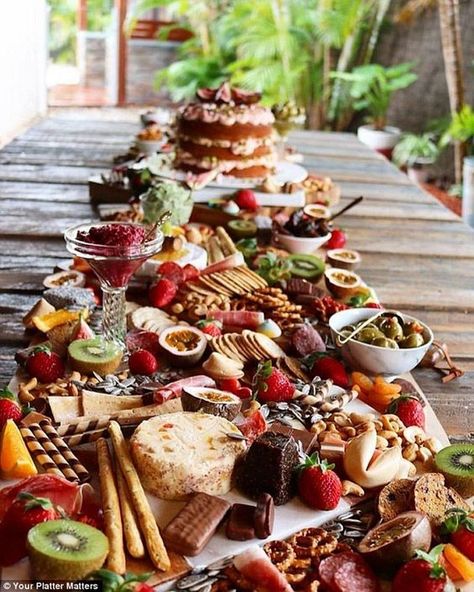 2019 Wedding Trends: 20 Charcuterie Board or Table Ideas – Page 2 – Hi Miss Puff Food Presentation, Cheese Table, Grazing Table, Grazing Tables, God Mat, Snacks Für Party, Long Table, Food Trends, Food Platters