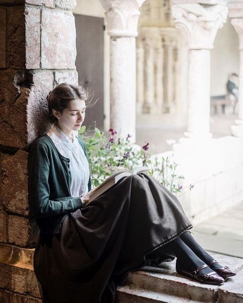 Old England Aesthetic Fashion, 15th Century Gown, Bernadette Banner, Met Cloisters, Minerva Mcgonagall, History Bounding, Woman Reading, Edwardian Fashion, Mode Inspo