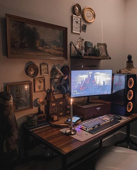 Light Academia Gaming Setup, Dark Academia Pc Setup, Dark Academia Gaming Setup, Desk Aesthetic Ideas, Dark Academia Desk, Living Room Workspace, Dark Academia Home, Victorian Desk, Cosy Aesthetic