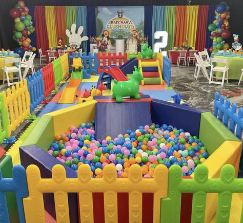 Mickey Mouse Clubhouse Birthday Party Decorations, Mini Playground, Ideas Negocios, Soft Play Centre, Toddler Boy Birthday, Indoor Play Centre, Party Planning Business, 2nd Birthday Party For Boys