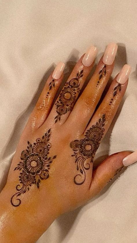 Small Henna Designs, Henna Designs Back, Henne Tattoo, Henna Style Tattoos, Indian Mehndi, Henna Nails, Henna Inspired Tattoos, Finger Henna Designs, Henna Tattoo Hand