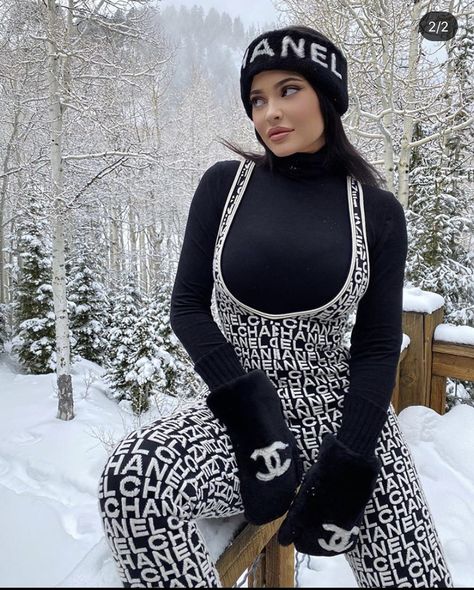 In Chanel Moda Kylie Jenner, Mode Au Ski, Stile Kylie Jenner, Look Kylie Jenner, Estilo Kardashian, Looks Kylie Jenner, Trajes Kylie Jenner, Kylie Jenner Instagram, Kyle Jenner