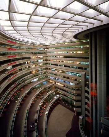 John Portman, Retro Interior Design, American Architecture, Retro Interior, Brutalist Architecture, Unique Architecture, House Architecture Design, Brutalism, Retro Futurism