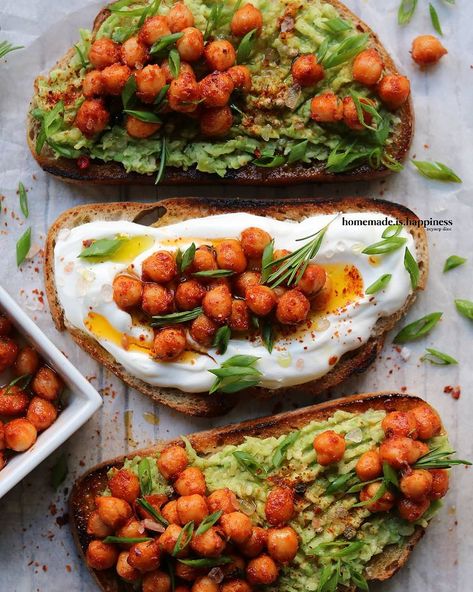 Zeynep Dinç on Instagram: “Have a nice week... Quick #breakfast, lunch or dinner toasts with mashed #avocado / whipped yogurt spread, spicy #chickpeas, evoo, spring…” Himalayan Salt Recipes, Lite Yogurt, Yogurt Homemade, Spicy Chickpeas, Drinkable Yogurt, Whipped Yogurt, Yogurt Makers, Creamy Yogurt, No Salt Recipes