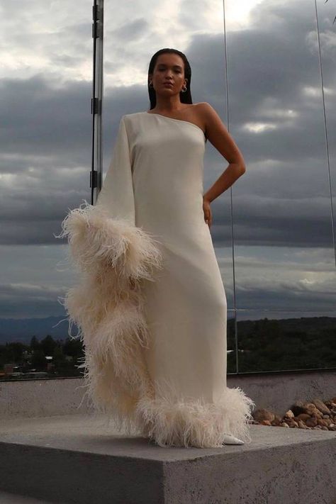 The Best Feathered Party Buys to Get the Party Started | Who What Wear UK Afterparty Wedding Dress, Roaring 20s Fashion, 25th Bday, Twenties Style, Taller Marmo, Feather Gown, Куклы American Girl, The Roaring Twenties, Party Trends