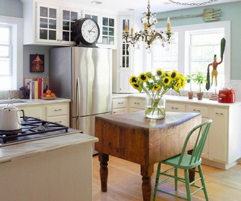 Small Kitchen Island Designs-28-1 Kindesign Country Kitchen Lighting, Butcher Block Island, Cottage Style Kitchen, Butcher Blocks, Home Design Magazines, Small Kitchen Layouts, Small Kitchen Island, Cottage Kitchens, Country Style Kitchen