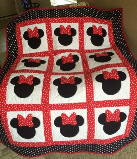 Quilting Patterns and Tutorials: Minnie Mouse Quilt - Free pattern Minnie Mouse Quilt, Mickey Mouse Quilt, Colchas Quilting, Disney Quilt, Childrens Quilts, Mickey Mouse Party, Girls Quilts, Disney Crafts, Rag Quilt