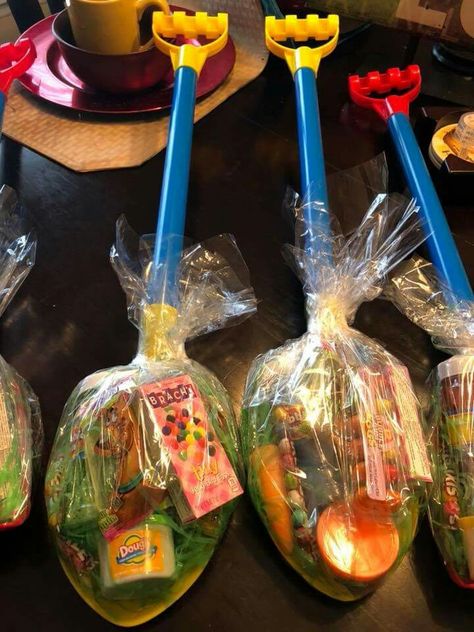 Homemade Easter Baskets, Easter Crafts Dollar Store, Easter Basket Themes, Adult Easter Baskets, Unique Easter Baskets, Creative Easter Baskets, Easter Basket Crafts, Boys Easter Basket, Candy Easter Basket