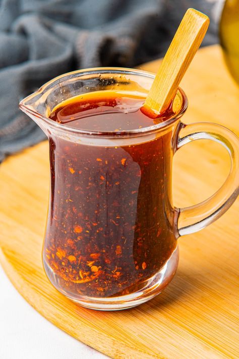 Hot Chilli Oil Recipe, Red Chili Oil Recipe, Make Chili Oil, Garlic Chilli Oil, Homemade Chili Oil, Chili Oil Recipe, Dips Recipes, How To Make Chili, Delicious Dips