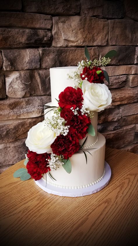 Wedding Table Decorations Roses, Red Roses Wedding Cake, Red And White Cake Design, White And Red Wedding Cake, Xv Cakes, Red And White Wedding Cake, Wedding Cake With Red Roses, Ruby Wedding Cake, Red Rose Cake