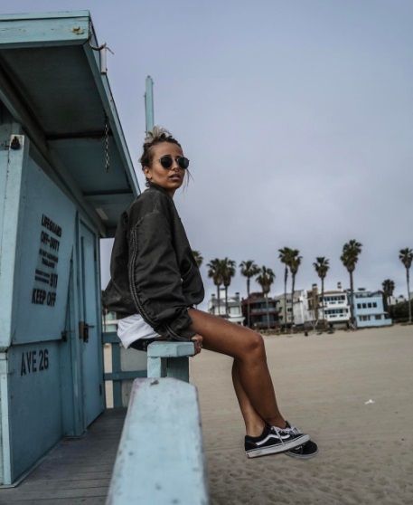 Venice Beach Photoshoot, Venice Beach Outfit, Venice Photoshoot, Nyc Photo Ideas, Los Angeles Pictures, La Beach, Los Angeles Aesthetic, Beach Photo Inspiration, Venice Photos